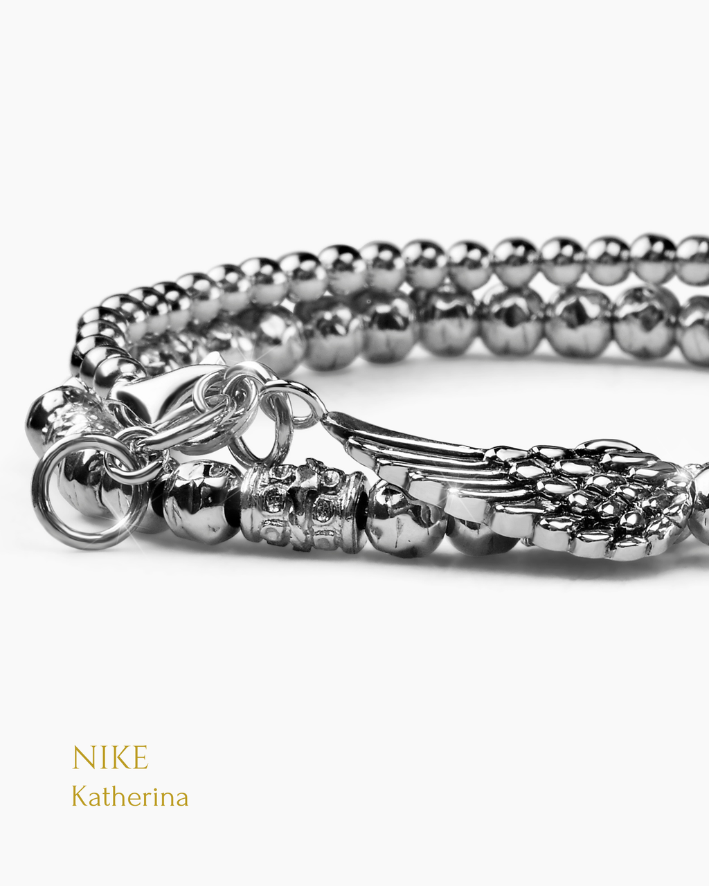 Doppelt drehbares Herrenarmband in Silber mit kleinen und großen Kugeln und individuellem Flügelanhänger