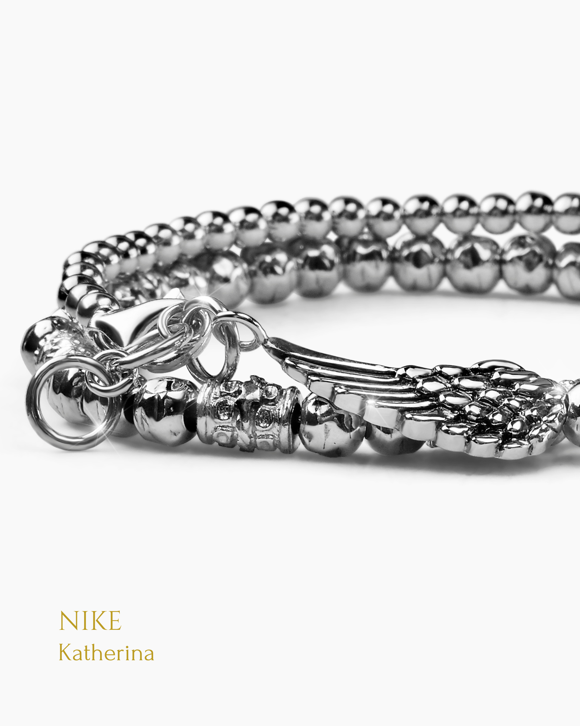 Doppelt drehbares Herrenarmband in Silber mit kleinen und großen Kugeln und individuellem Flügelanhänger