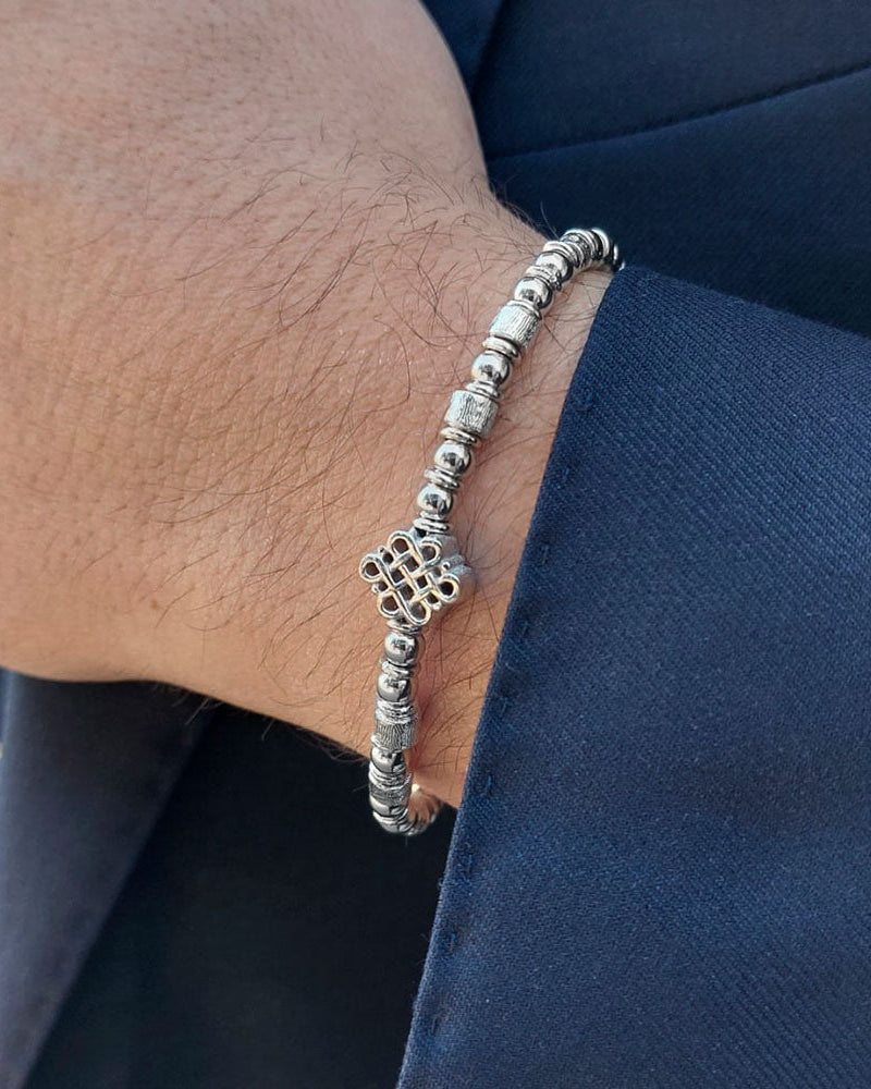 Ewigkeitsarmband mit silbernen Kreisen und Liebesknoten-Anhänger